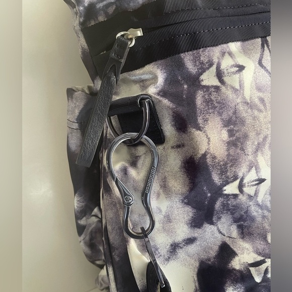 ⭐️Host Pick⭐️ Lululemon Flow and Go Tote - Picture 5 of 11